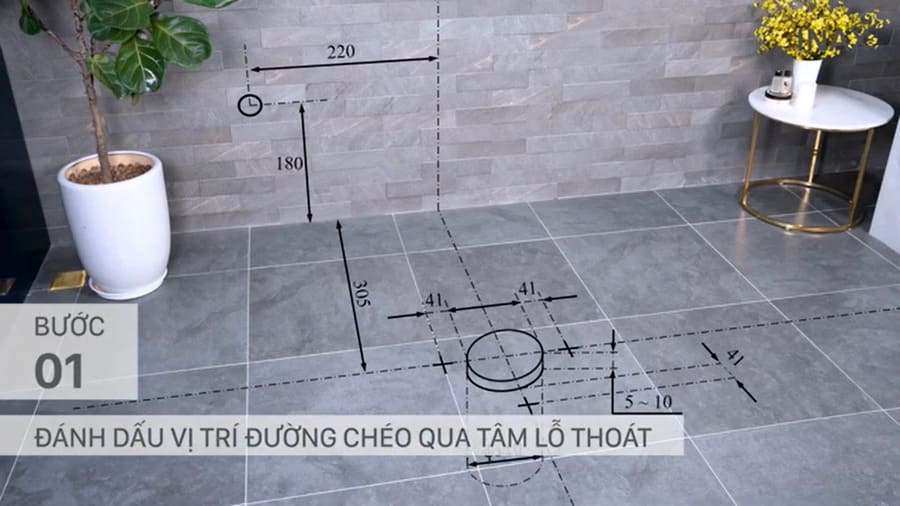 Đánh dấu vị trí đường chéo qua tâm lỗ thoát nước