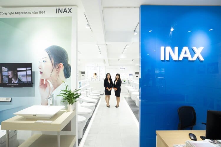 Ghé thăm showroom của INAX để được tư vấn chi tiết về sản phẩm bồn tiểu nam