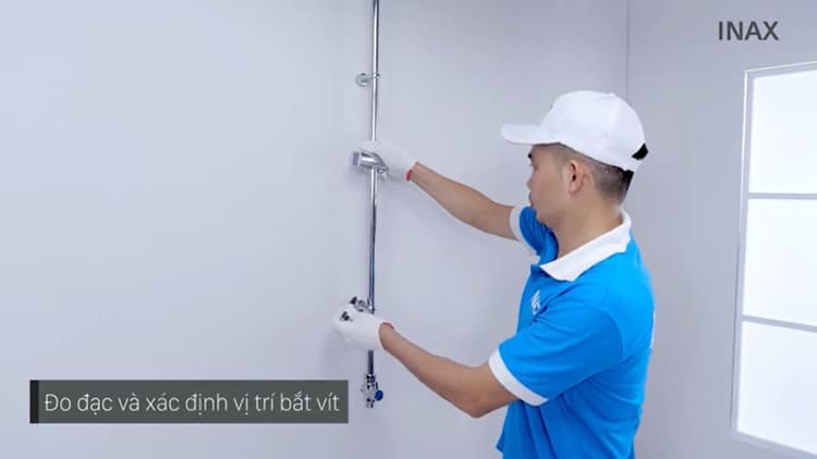 Cách lắp vòi sen tắm đứng: Đặt cây sen vào các vị trí đã đánh dấu ban đầu