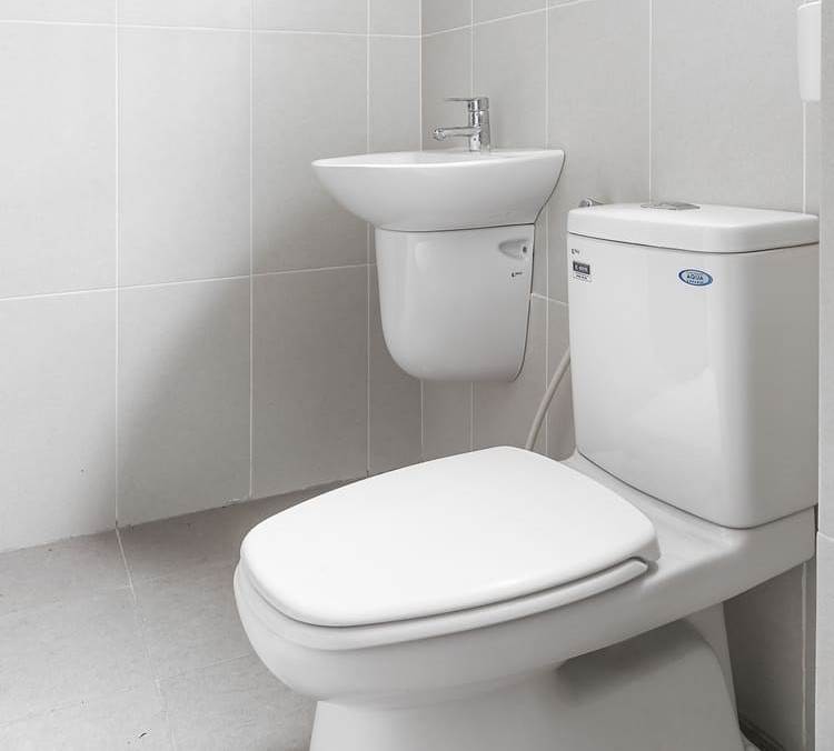 Lavabo treo tường chân lửng INAX có thiết kế phần chân ngắn trang nhã